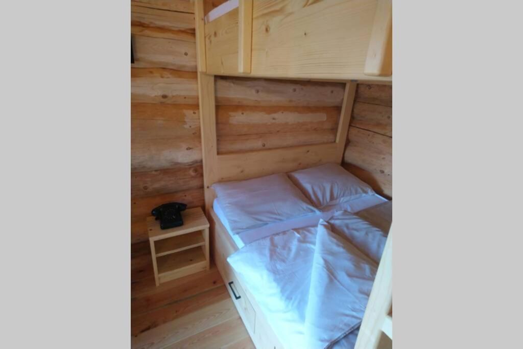 Hut At The Forest Male Brusnice Exterior photo